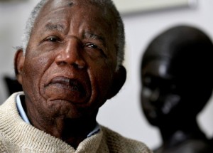Chinua Achebe dies at 82